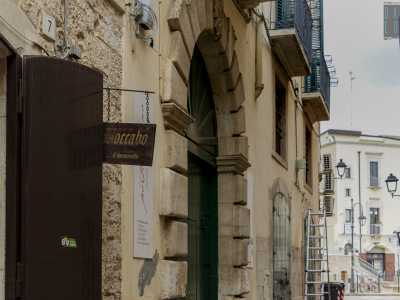 ...e svoltiamo a destra in via Sedile 7, l� dove ha sede Boccab�, una pasticceria specializzata nella produzione di bocconotti